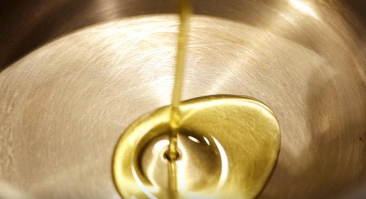 Escalfem la cassola amb un fons gruixut, hi aboquem l’oli vegetal.