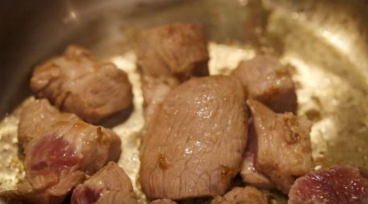 Posem la carn en una paella i fregim una mica.