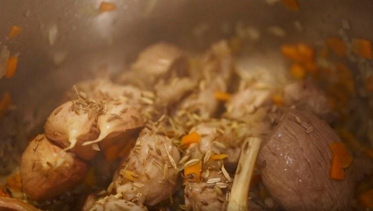 Afegir les espècies, barrejar.