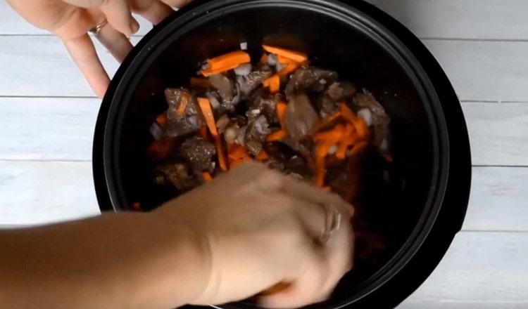 Magdagdag ng mga sibuyas at karot.