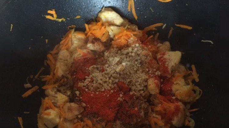 Добавете подправки към пилафа, както и нарязани орехи.