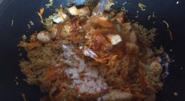 Добавете сушени кайсии и след това вода.