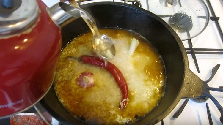 Opatrně přidejte vodu do kotle.