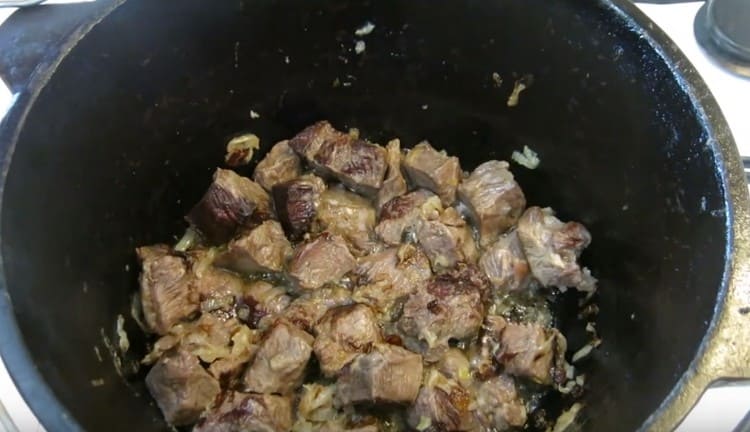 Maso smažte do zlatohnědé barvy.