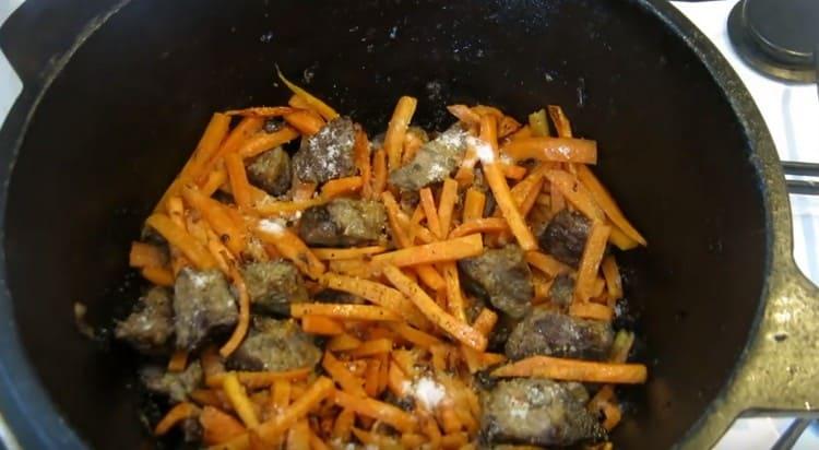 Přidejte sůl do zeleniny a masa.