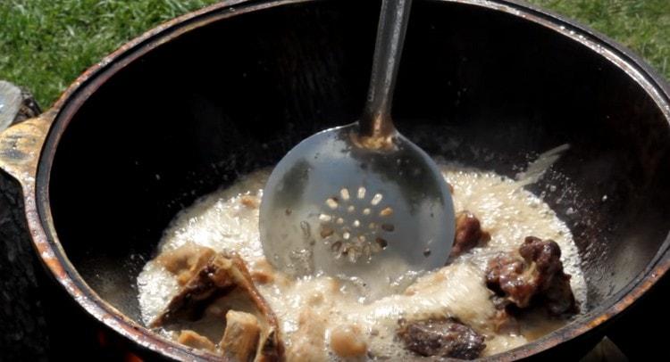 Faire frire les composants de la viande du plat.