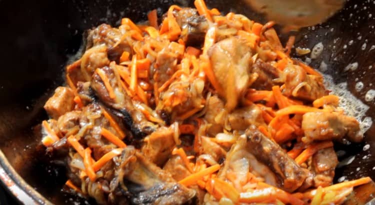 Faites frire la viande avec les légumes.