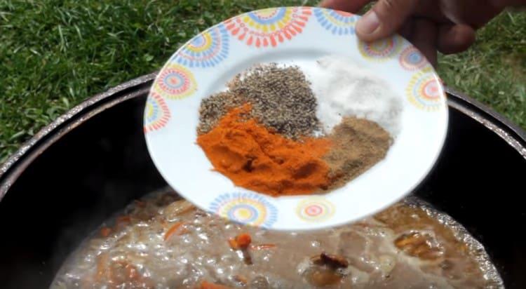 Il est temps d'ajouter des épices.