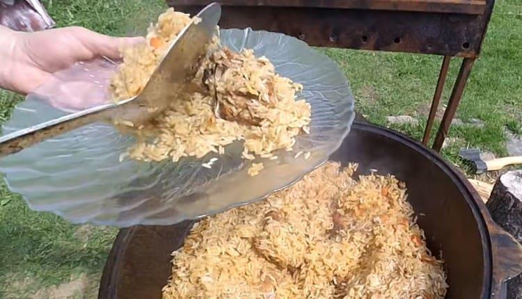 Un tel pilaf dans un chaudron est très satisfaisant.