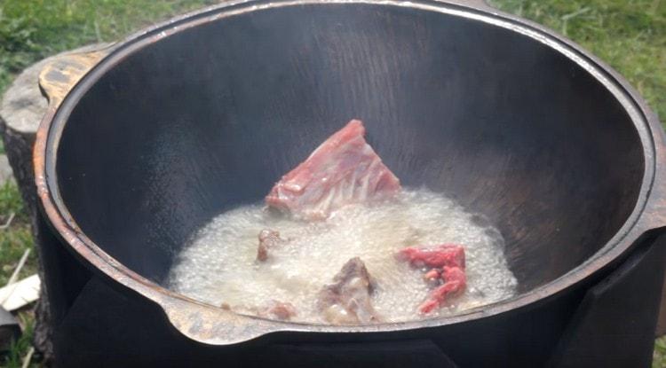 Nous déposons les os dans le chaudron.