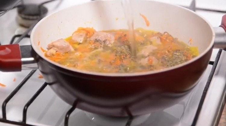 Hæld kogende vand på kødet og lad det gryderet.