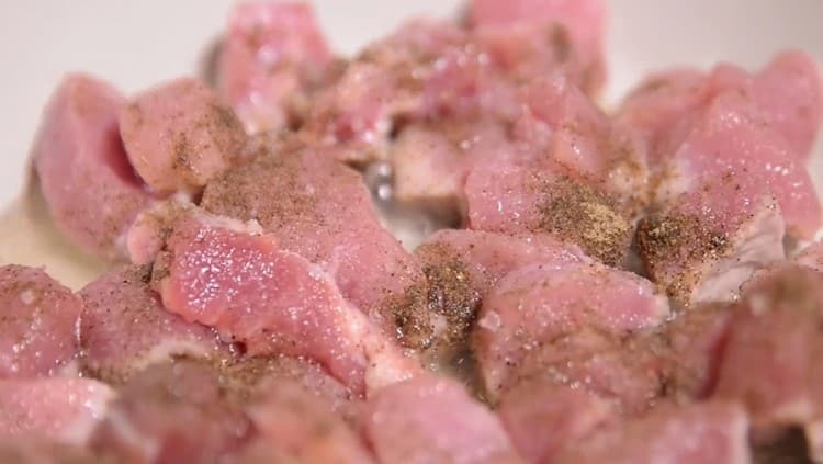 Salt og peber kød efter smag.