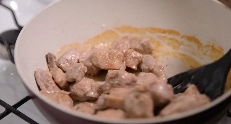 Rør om, steg kødet i 10 minutter.