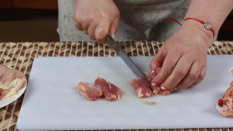 Nakrájejte kuře na kousky.