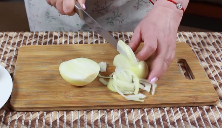 Cibuli jsme nakrájeli na půlky prstenů.