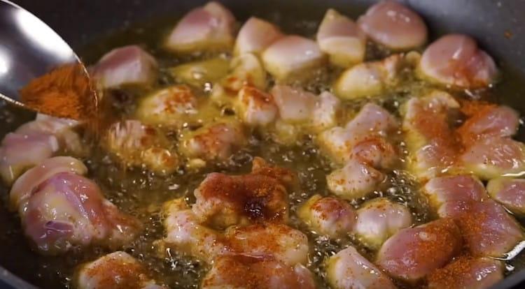 Afegir el condiment al pollastre.