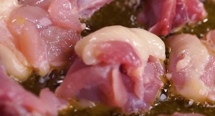 A continuació, poseu la carn de pollastre vermella.