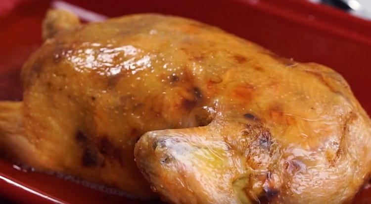 Enviem pilaf en pollastre per coure al forn.