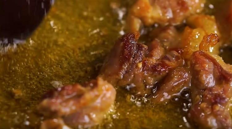 La carn vermella es pot fregir més fort.