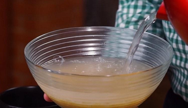 L’arròs s’ha d’omplir amb aigua calenta.