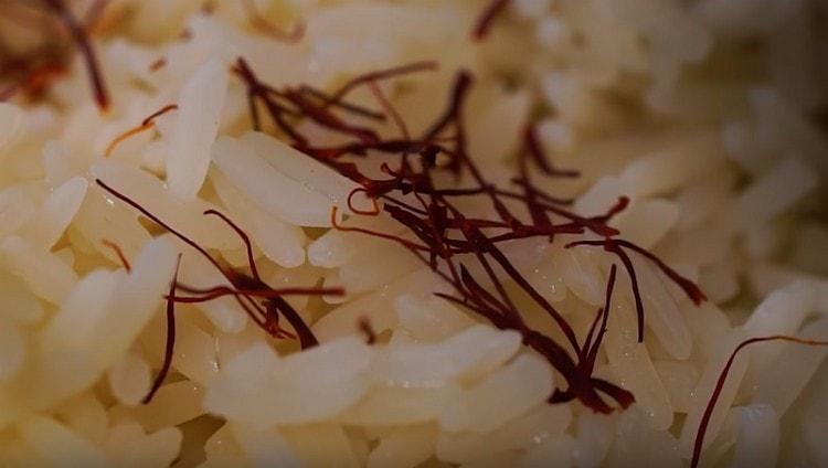 Espolseu arròs safrà.