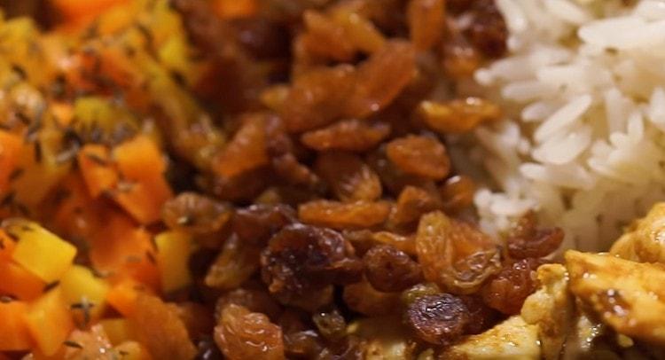 Barregeu tots els ingredients, afegiu-hi panses.