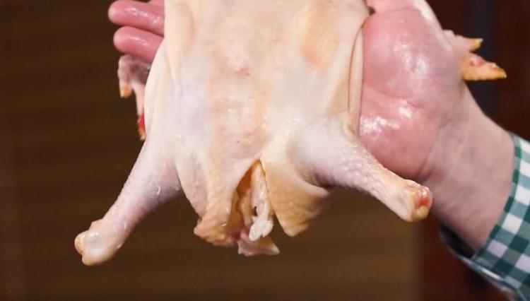 La pell està totalment separada, les ales i les cames es deixen.