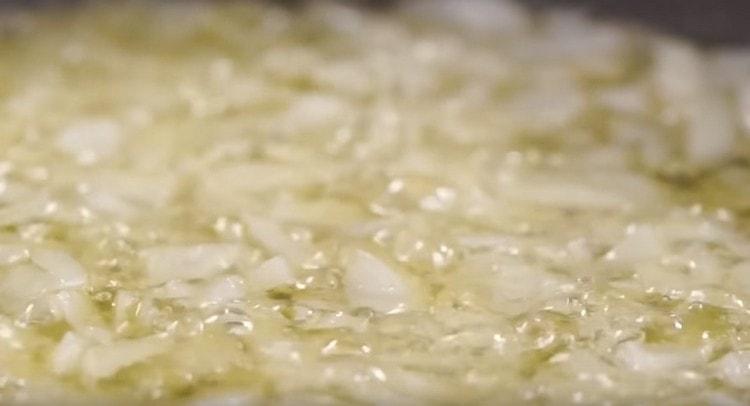 Fregiu les cebes en oli de pastanaga.
