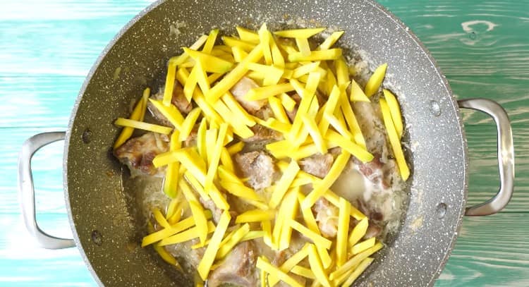 Adicione as cenouras picadas.