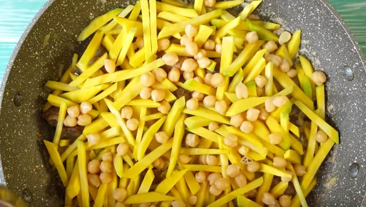 Adicione o grão de bico sobre as cenouras.