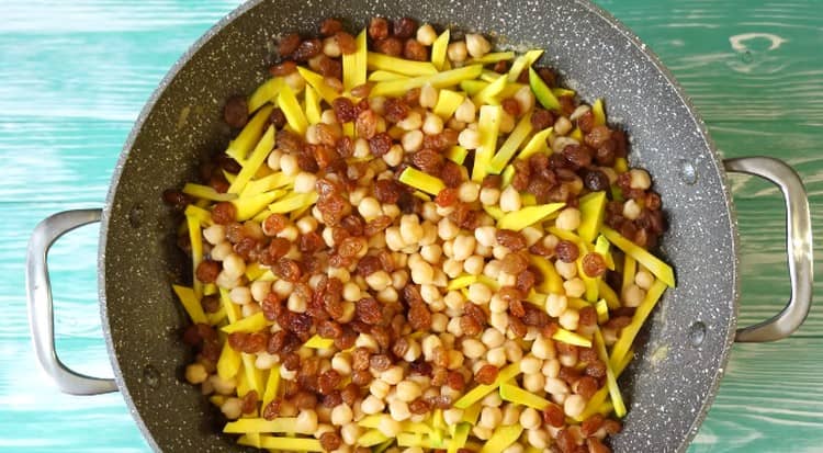 Nós espalhamos as passas lavadas.