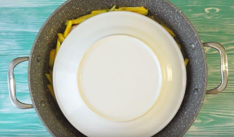 Cubra com um prato e cozinhe.