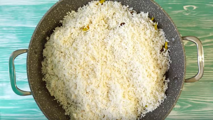 É hora de adicionar arroz.