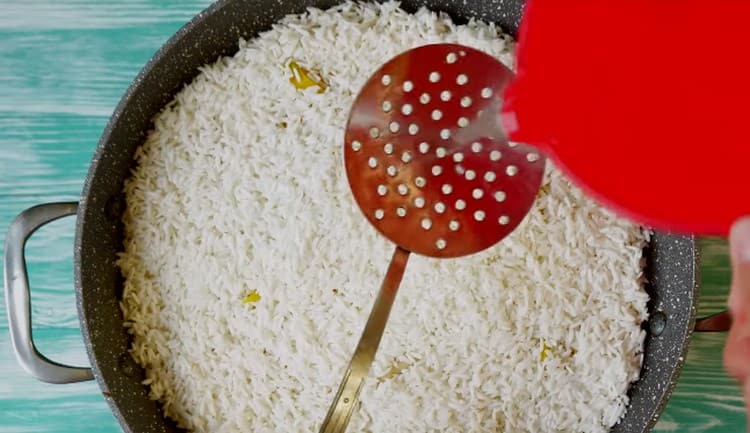 Encha suavemente a água para não perturbar as camadas do prato.