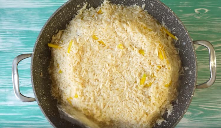 Quando quase toda a água evaporou, recolhemos o pilau na colina.