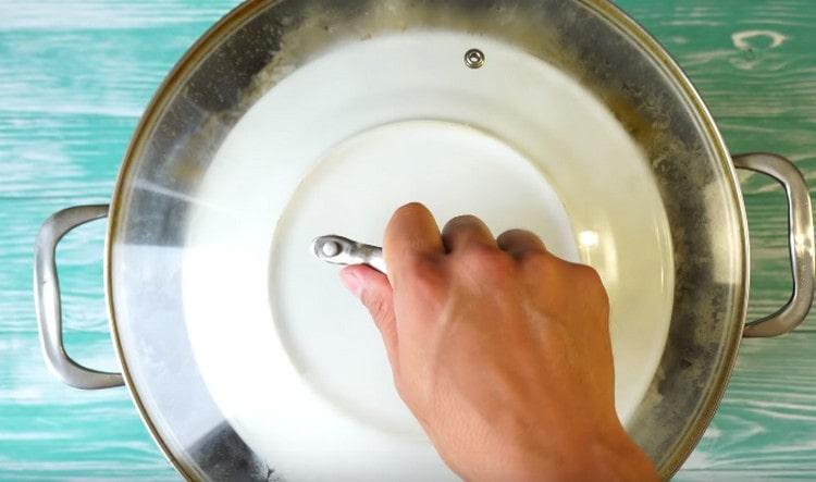 Cubra com um prato e uma tampa, deixe o prato suar.