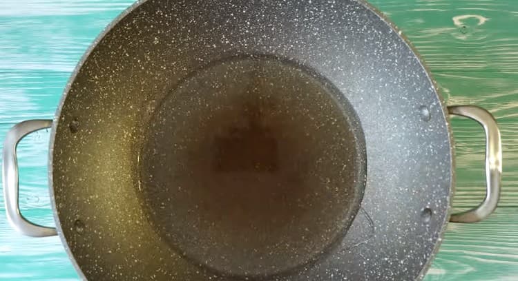 Aqueça uma panela funda ou um caldeirão com óleo vegetal.