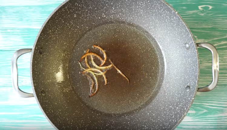 Frite alguns pedaços de cebola até dourar e remova-os.