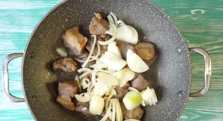 Adicione a cebola à carne.