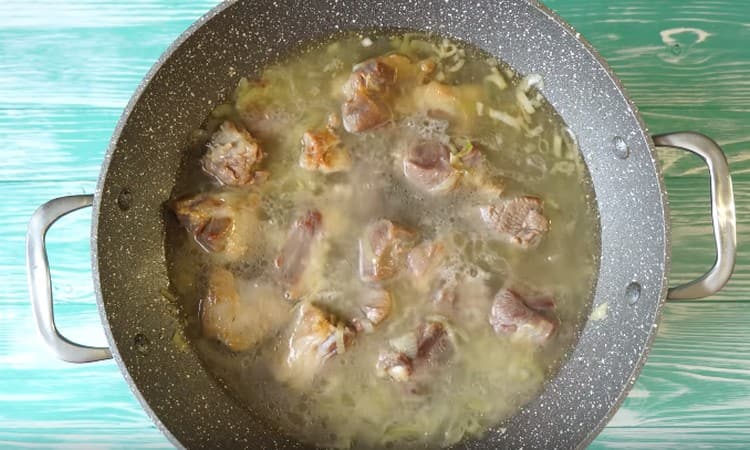 Adicione a água e cozinhe a carne com cebola.