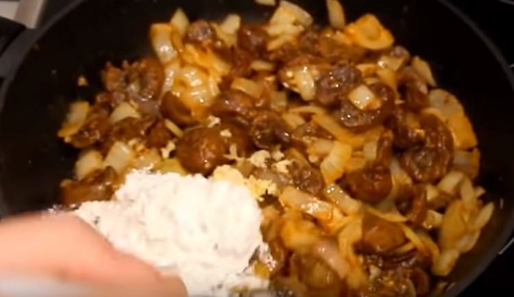 Добавете брашното, разбъркайте.