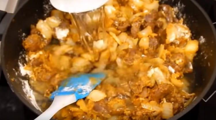 Добавете вода в тигана. разбъркайте и варете соята още няколко минути.