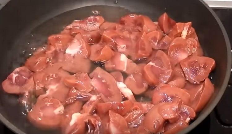 Напълнете бъбречните филийки с вода и доведете до кипене.