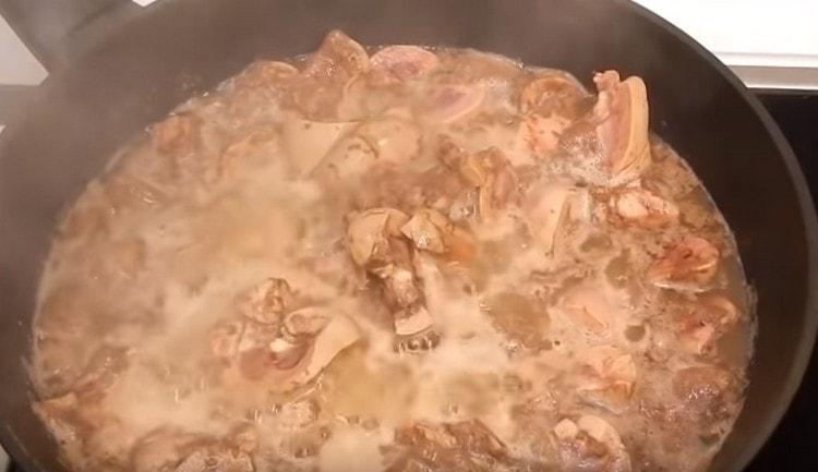 Когато бъбреците започнат да кипят. сменете водата. оставете ги да заври, повторете процедурата отново.