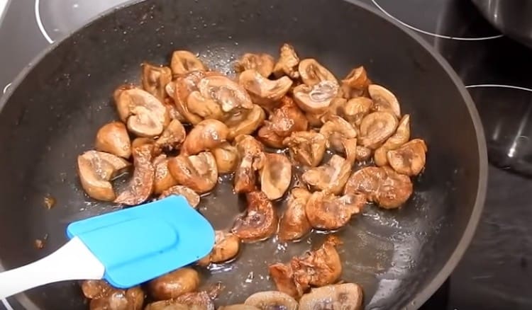 Разпределяме подготвените бъбреци в тиган и запържваме.