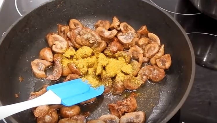 Добавете сол и подправки към бъбреците на вкус.