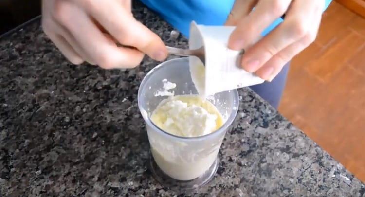 Nous mettons les tranches de pomme dans un bol mélangeur, ajoutons du fromage cottage faible en gras, un œuf et une autre protéine.