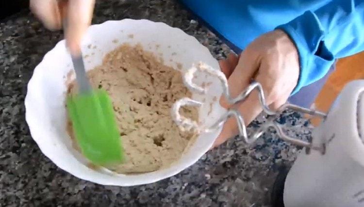 Nous mélangeons tous les ingrédients avec un mélangeur.