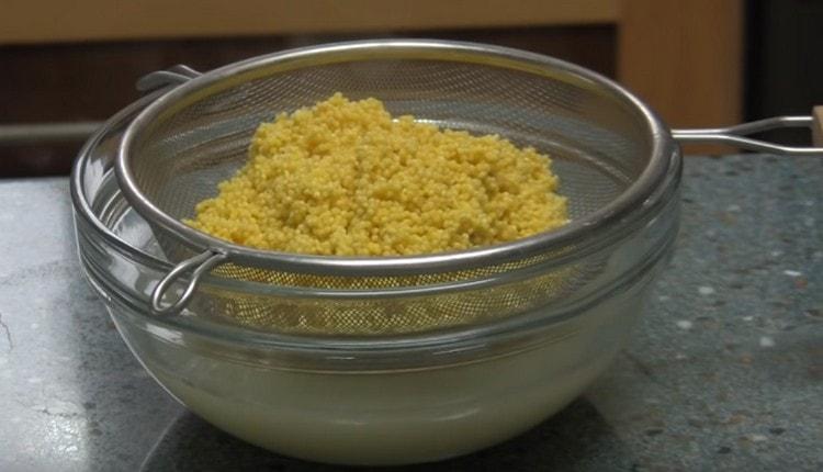 Arunca mei pe o sită.