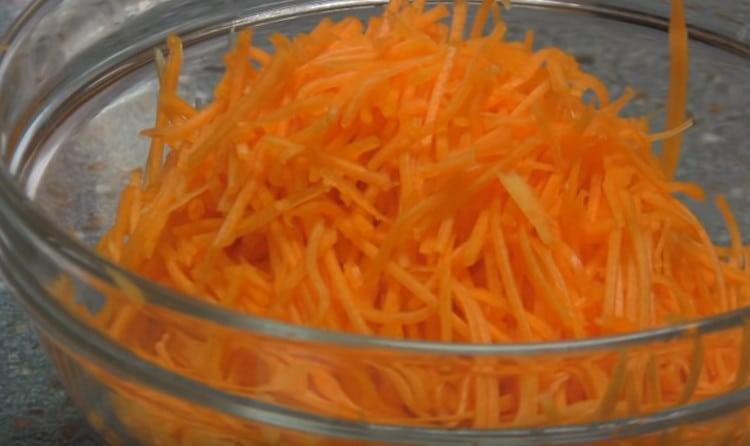 Frecați dovleacul pe o răzătoare grosieră.